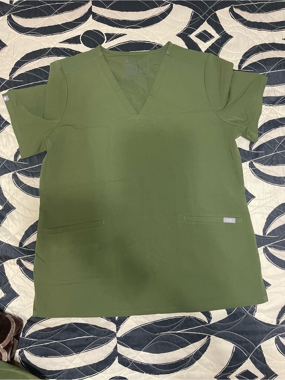 FIGS Casma Three-Pocket Scrub Top Dark Olive Women’s Large